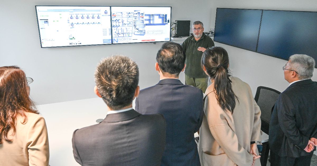 Equipment at the University of Stirling's NATIH facility are demonstrated to the a delegation from China
