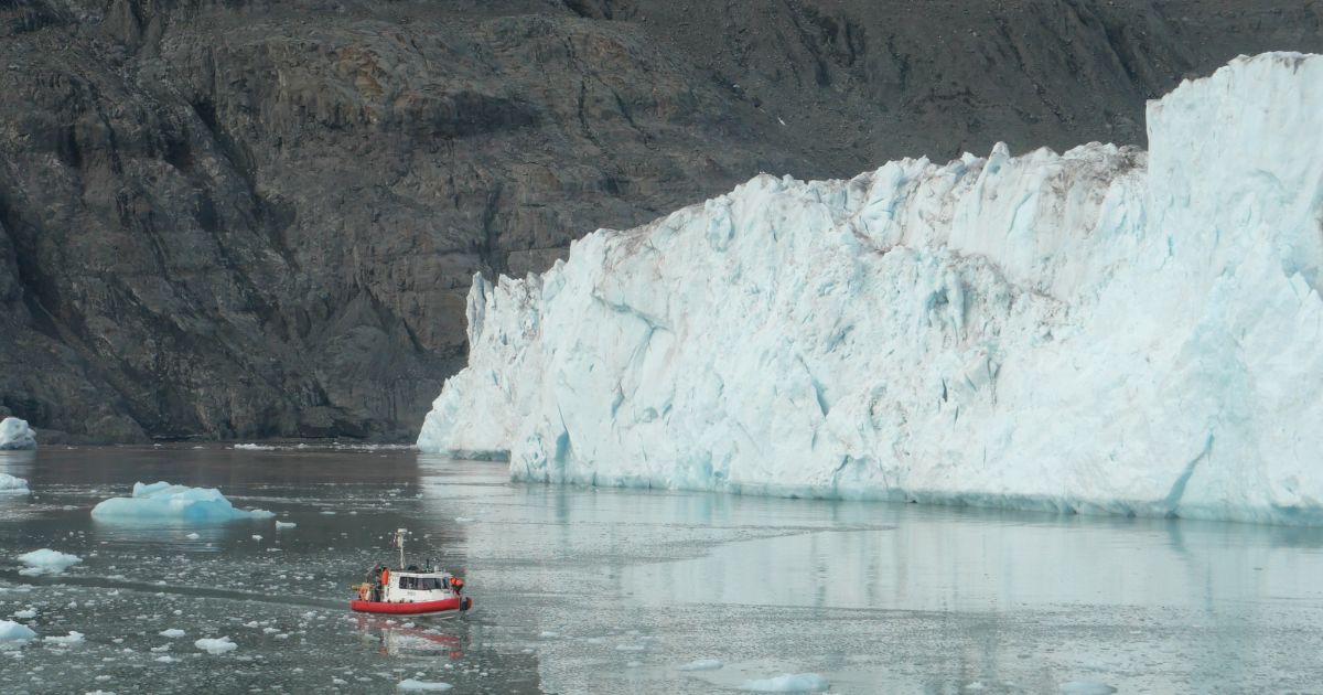 Erebus in front of Rosenborg Gletscher