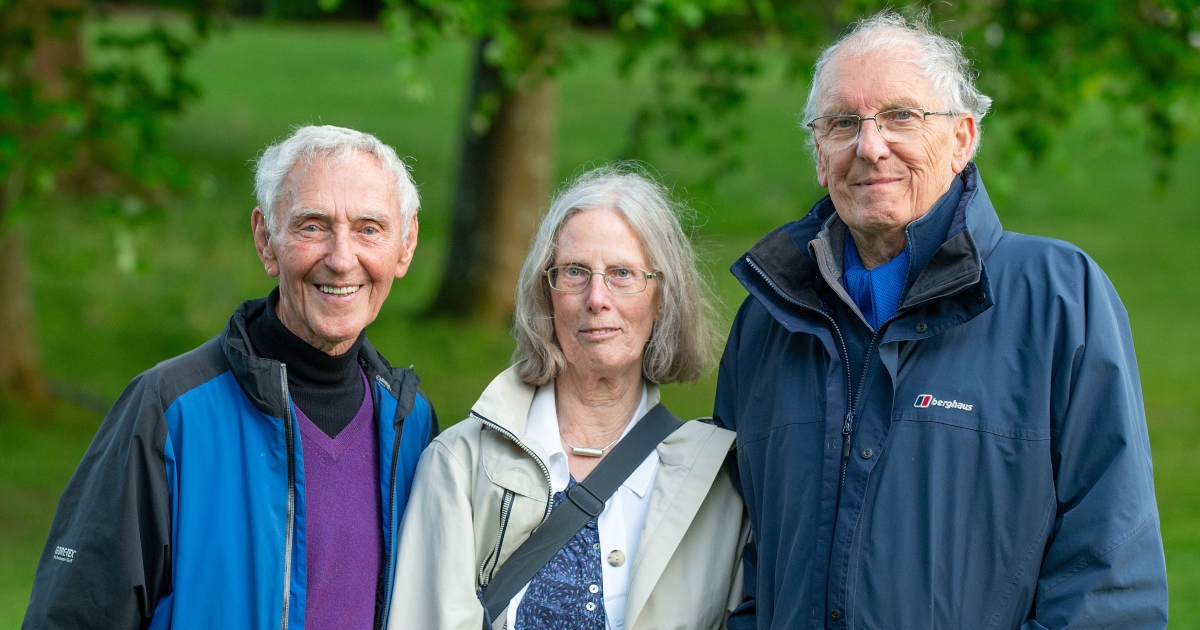 Professor Ian Thomson, the University's first Director of Recreation, alongside Terry Macdonald, the widow of lecturer Ranald Macdonald, and Angus Annan, the 1979 race winner.
