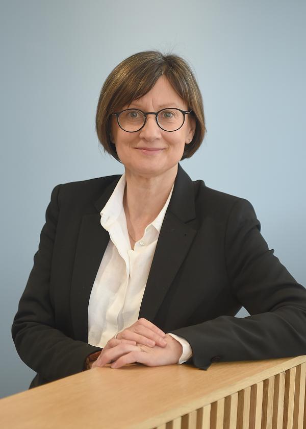 Professor Lisa Evans